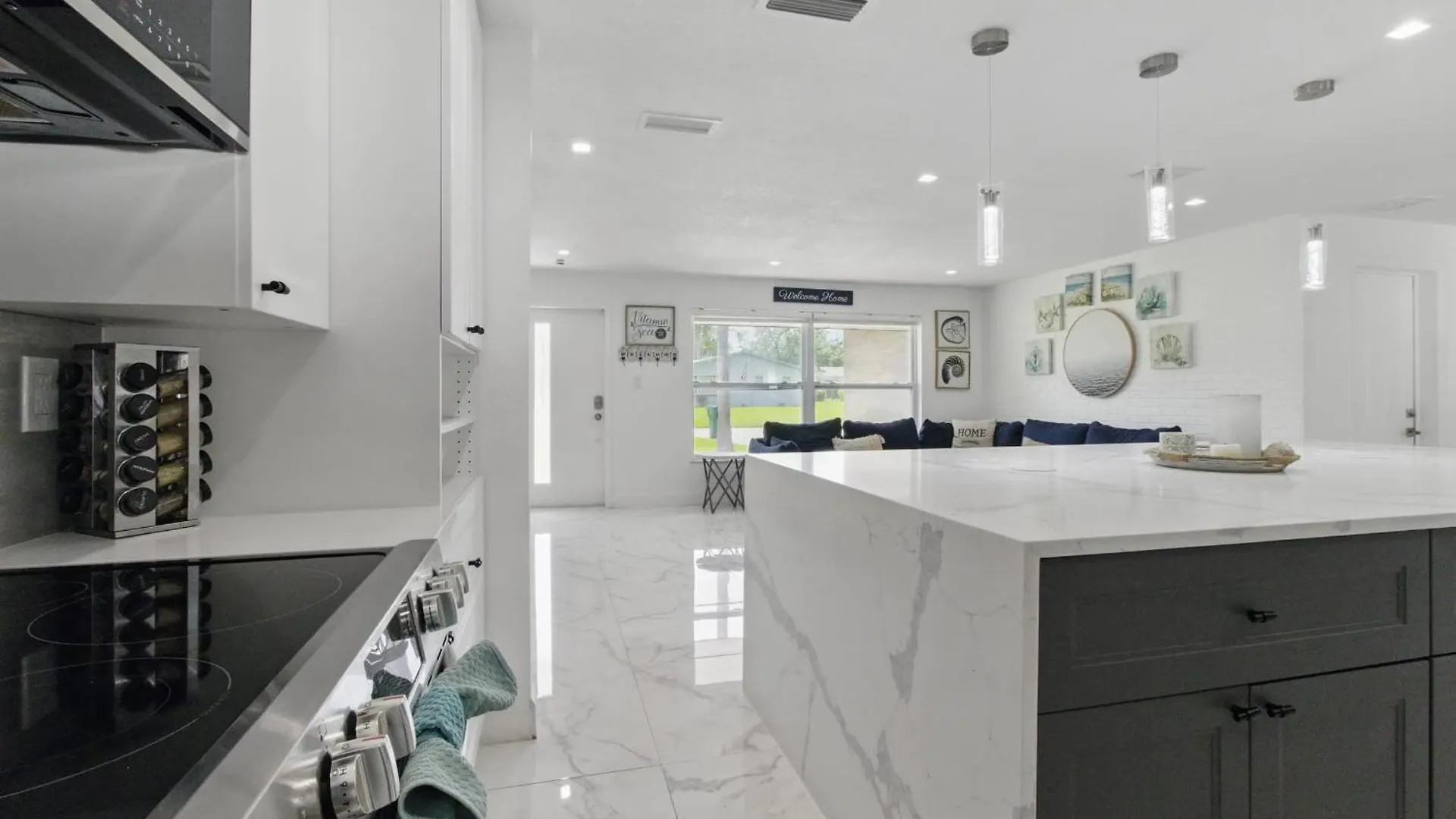 Hot Tub - Pet Friendly - Mins To Beach - Sleeps 11 - Family Clearwater Holiday home